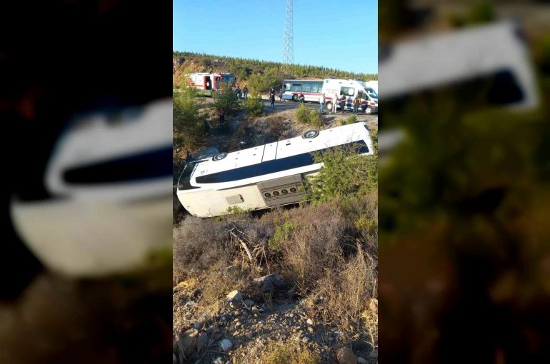 İzmir’de otobüs ve otomobil şarampole devrildi: 2 ölü, 1 yaralı 