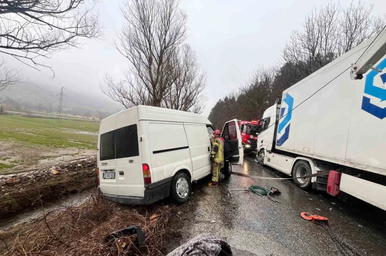 İzmir’de otomobil ile tır çarpıştı: 2 yaralı 