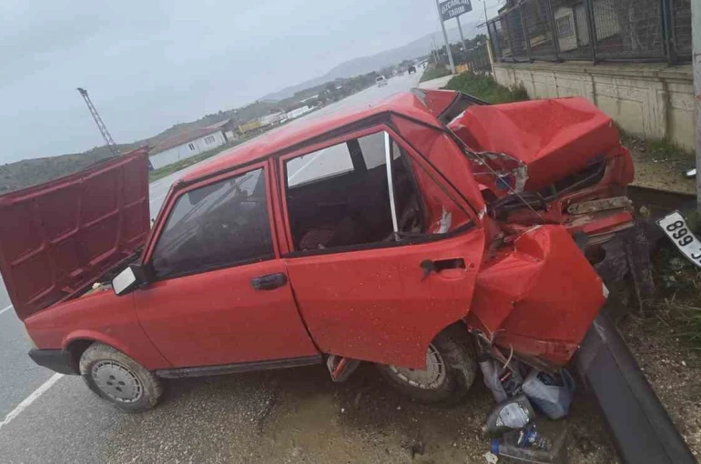 İzmir’de otomobil kontrolden çıktı: 2 yaralı