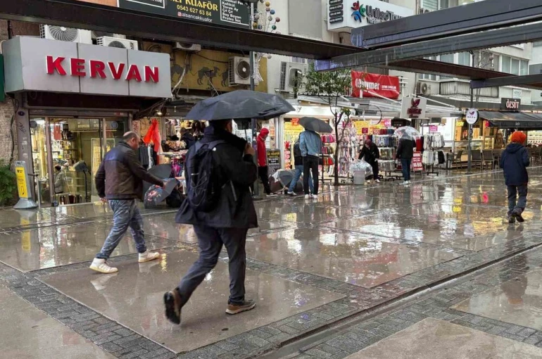 İzmir’de sağanak etkili oluyor 