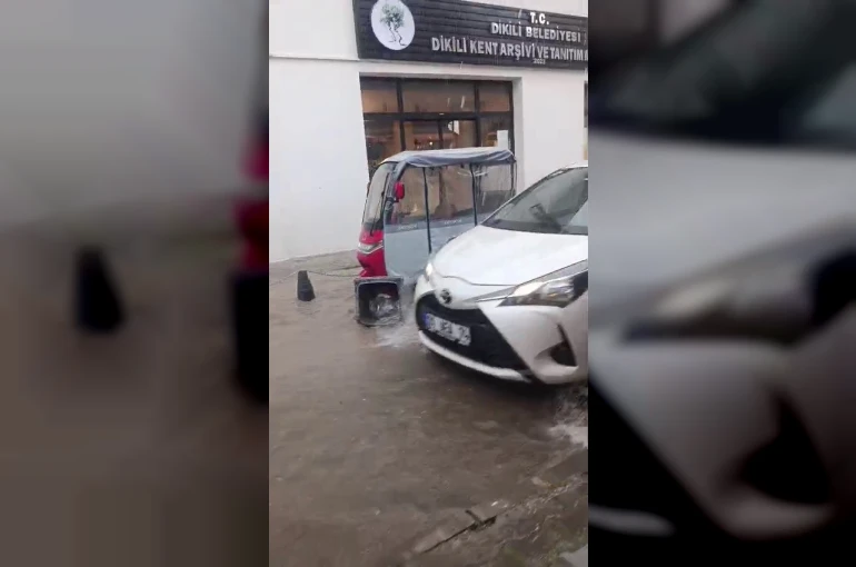 İzmir’de sağanak sokakları göle çevirdi