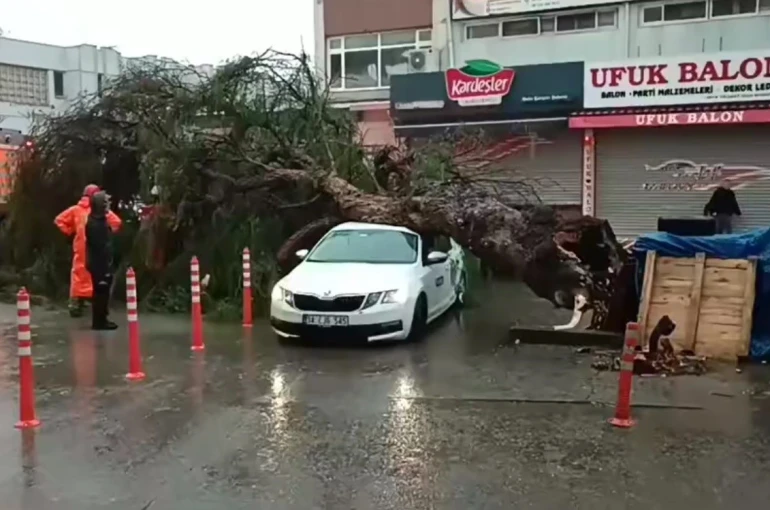 İzmir’de sağanak ve fırtına hayatı felç etti