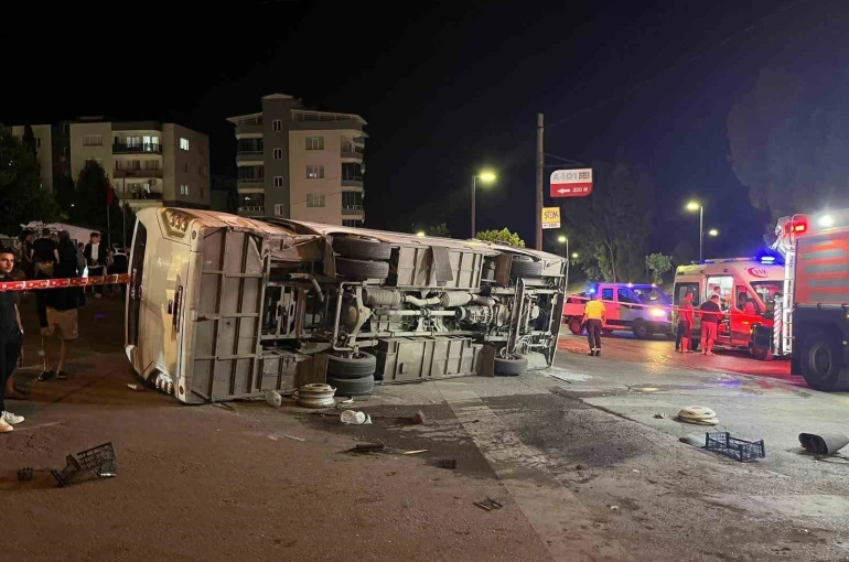 İzmir’de servis otobüsü ile otomobil çarpıştı: 4 yaralı