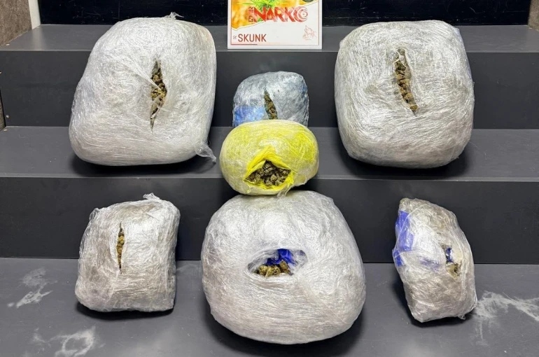 İzmir’de şüpheli araçtan 15 kilo zehir çıktı 