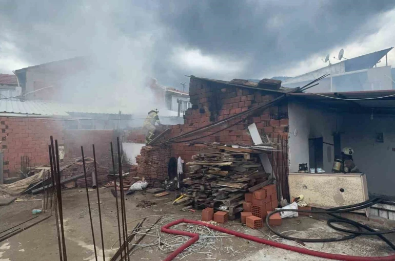 İzmir’de tek katlı evde çıkan yangın korkuttu 