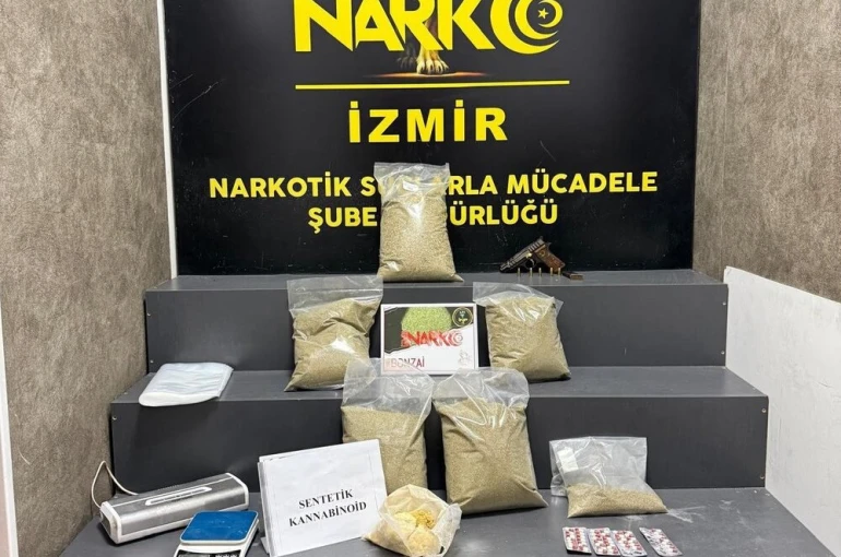 İzmir’de torbacılara operasyonda yüklü miktarda uyuşturucu ele geçirildi 