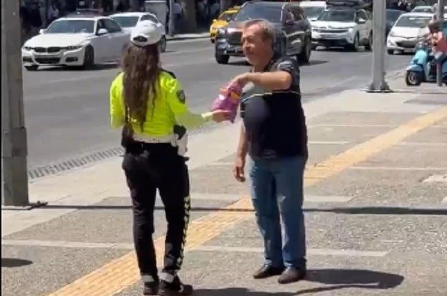 İzmir’de trafik polisi Mevlit Kandili’nde çikolata dağıttı 