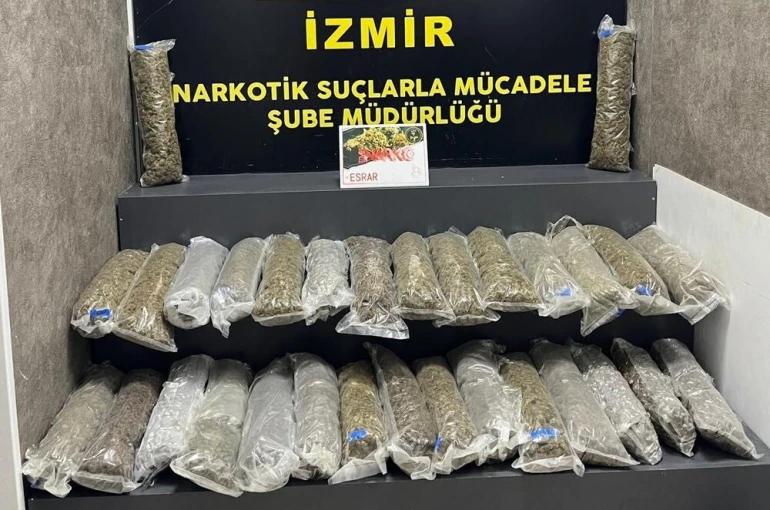 İzmir’de uyuşturucu deposuna baskın: 23 kilo ele geçirildi 