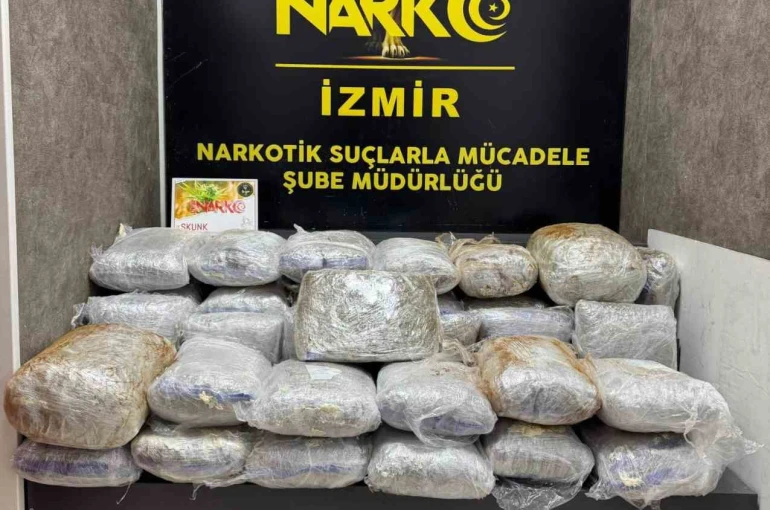 İzmir’de uyuşturucu operasyonu: 65 kilo skunk ele geçirildi 