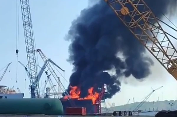 İzmir’de yakıt tankerinde korkutan yangın 