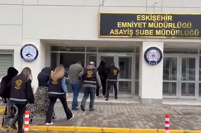 İzmir’deki 1 milyon 500 bin TL’lik hırsızlığın 4 şüphelisi Eskişehir’de yakalandı