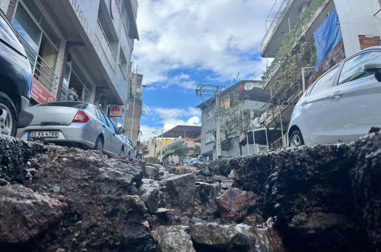 İzmir’deki sağanak bozuk yolları dere yatağına çevirdi 
