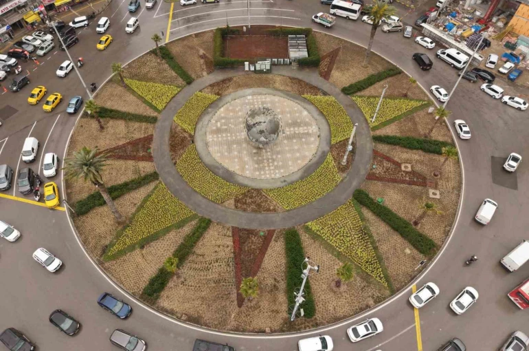 İzmir’in kalbi çiçek açtı