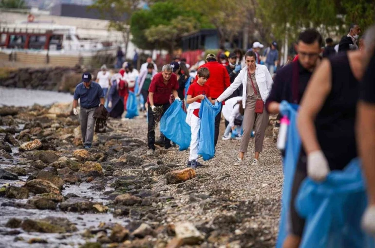 İzmirlilerden dünya rekoru için kıyı temizliği