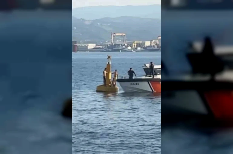 İzmit Körfezi’nde boğulmamak için deniz fenerine çıkan 3 kişiyi Sahil Güvenlik kurtardı 