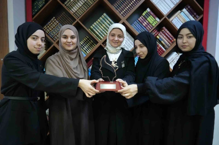 İzmitli kız öğrenciler Arapça münazarada dünya ikincisi oldu 