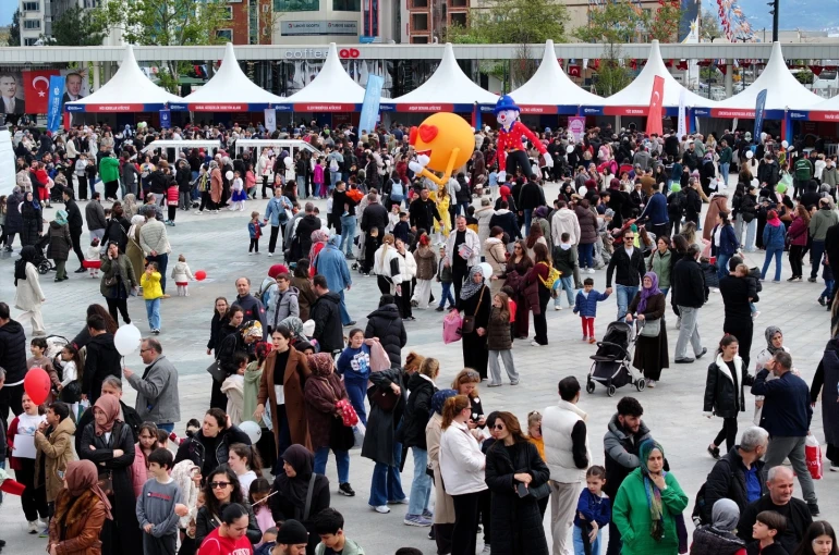 İzmit’te 23 Nisan’a uluslararası ilgi: Çocuklar bayram coşkusunu birlikte yaşıyor 