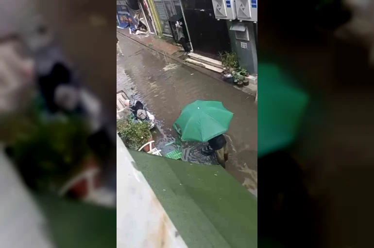 İzmit’te sağanak vatandaşlara zor anlar yaşattı 