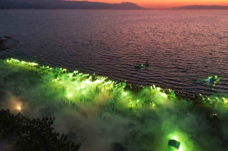 İznik sahili yeşil-beyaza boyandı 