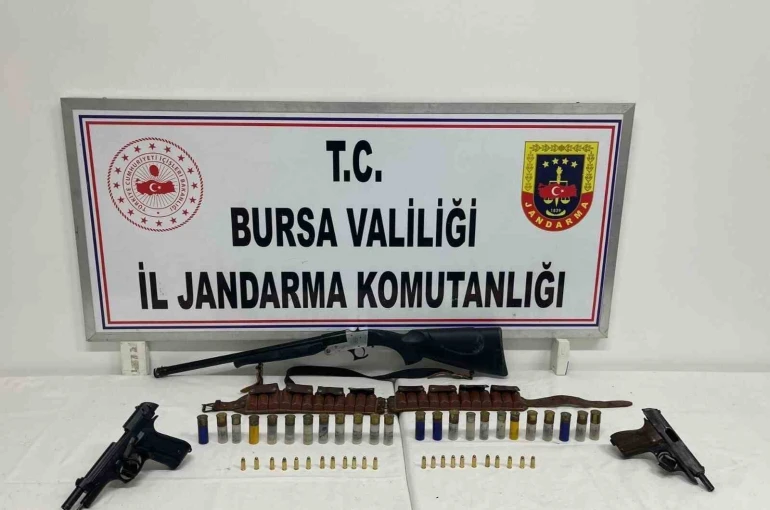 İznik’te şüphelinin evinden tabanca ve av tüfeği çıktı 