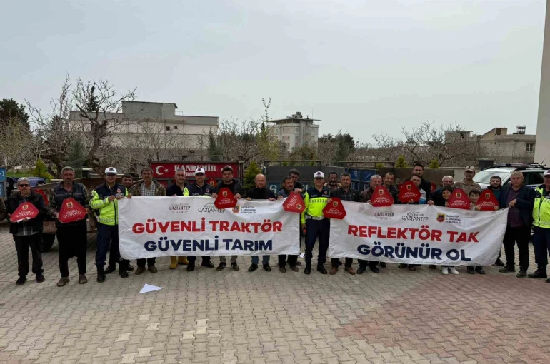 Jandarma 300 traktör sürücüsüne eğitim vererek 600 reflektör dağıttı 