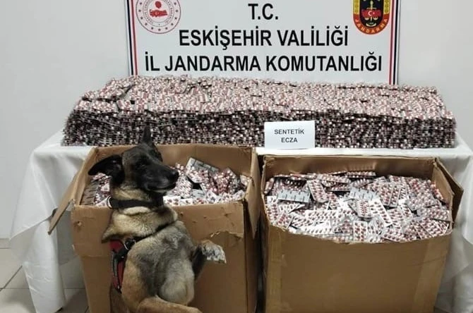 Jandarma 84 bin adet sentetik ecza hapı ele geçirdi, 3 kişi tutuklandı 