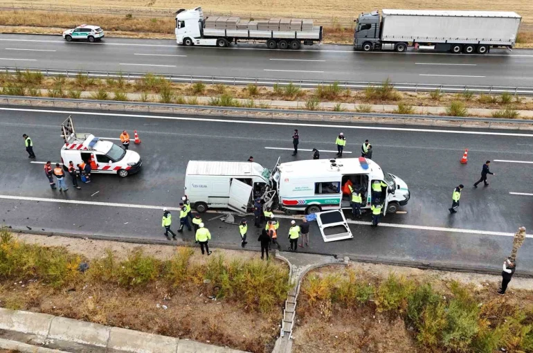 Jandarma aracına minibüs çarptı: 2 jandarma şehit, 1 vatandaş hayatını kaybetti