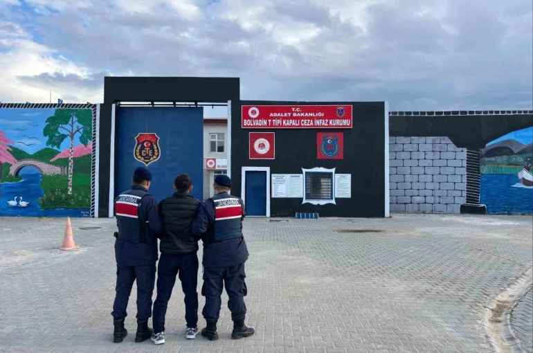 Jandarma çeşitli suçlardan aranan 55 kişiyi yakaladı 