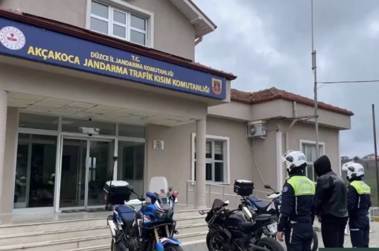 Jandarma çevirmesinden kaçtığı anları sosyal medyada paylaştı, kısa sürede yakalandı