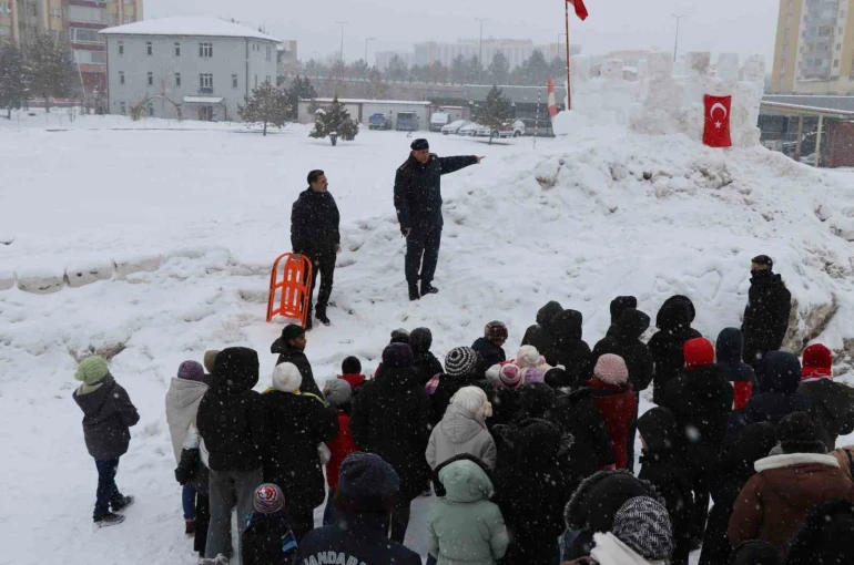 Jandarma çocuklar için kızak şenliği düzenledi 
