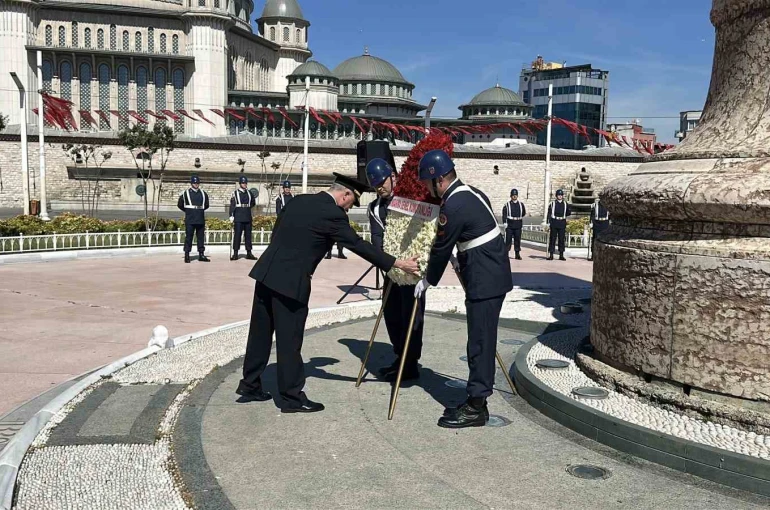 Jandarma Genel Komutanlığı’nın 187’nci kuruluş yıl dönümünde Taksim Cumhuriyet Anıtı’na çelenk bırakıldı 