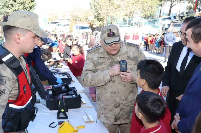 Jandarma, öğrencilere yerli savunma sanayiyi anlattı 