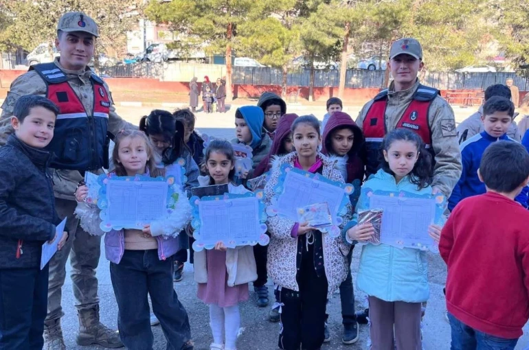 Jandarma, öğrencilerin karne heyecanına ortak oldu 