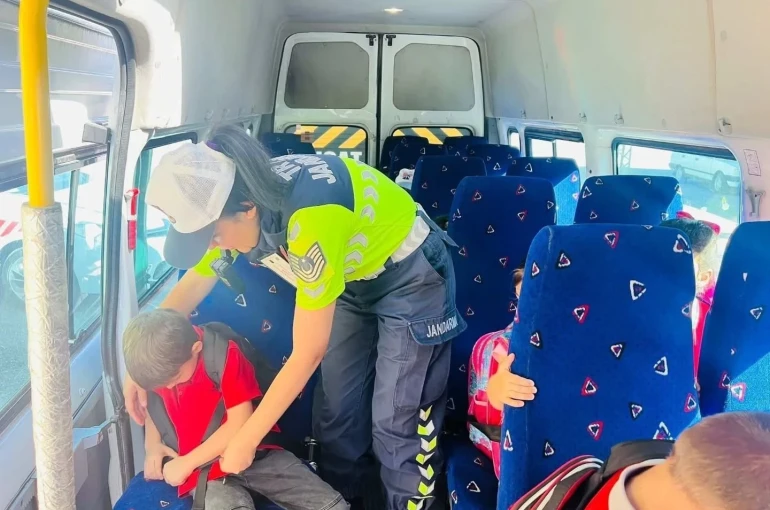 Jandarma okul servis araçlarını denetledi