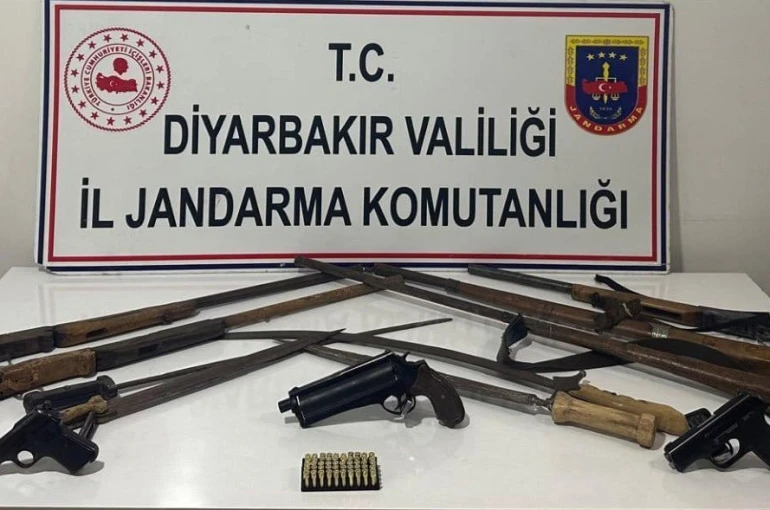 Jandarma operasyonunda çok sayıda silah ve kaçak malzeme ele geçirildi 