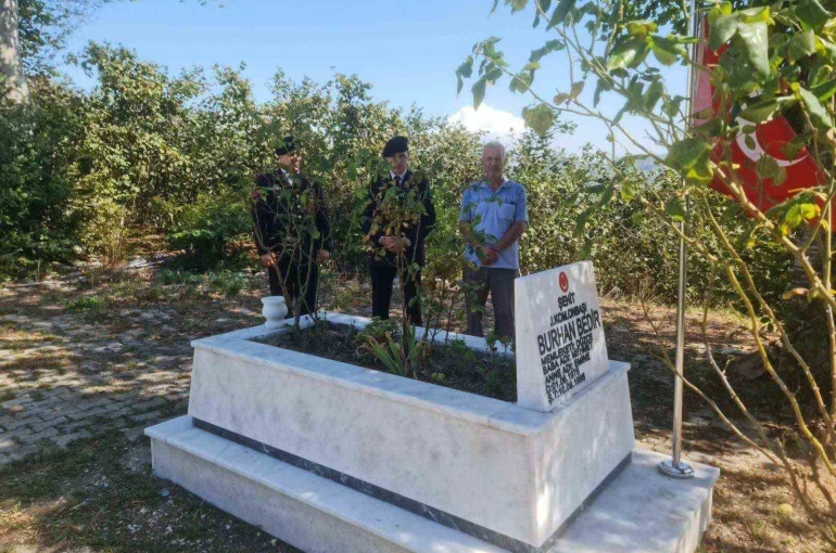 Jandarma şehit ailesini ve kabrini ziyaret etti 