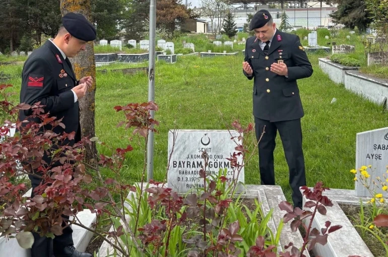 Jandarma şehit Gökmen’i kabri başında andı 