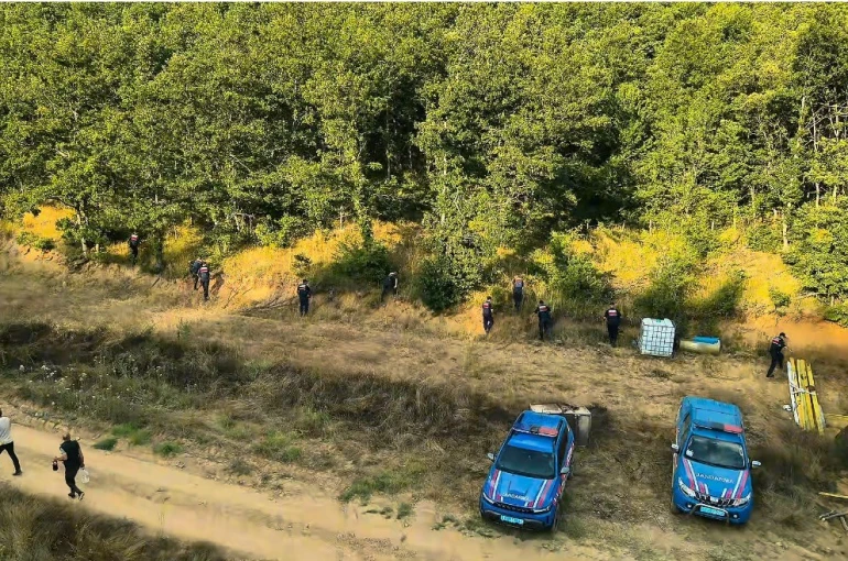 Jandarma uyuşturucu operasyonunda aranan şahsı da yakaladı 