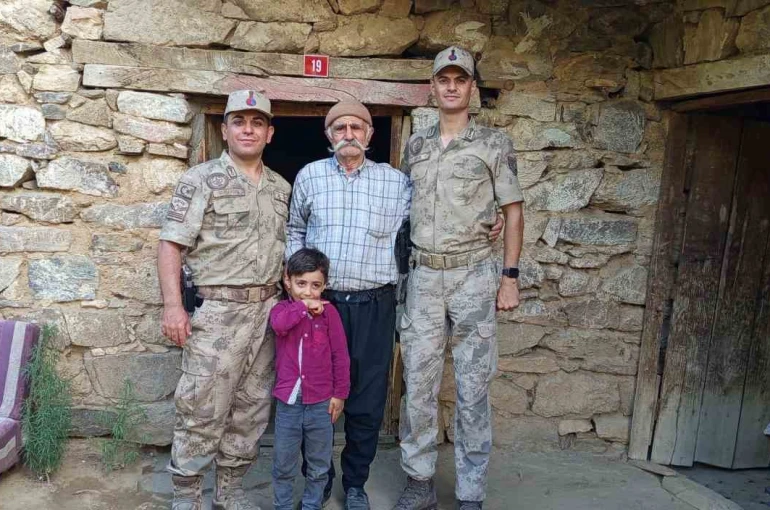 Jandarma, Yaşlılar Gününde köylerdeki büyükleri unutmadı 