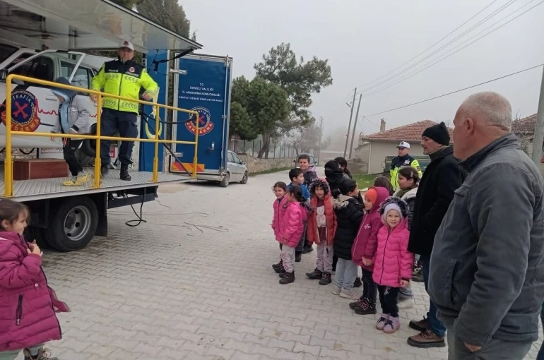 Jandarmadan çocuklara emniyet kemeri eğitimi