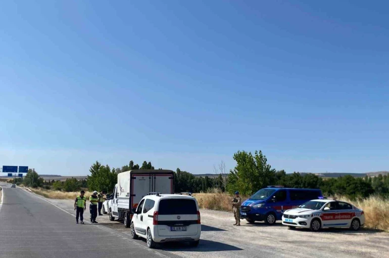 Jandarmadan geniş çaplı denetim: 4 bin 920 şahıs, 4 bin 682 araç kontrol edildi 