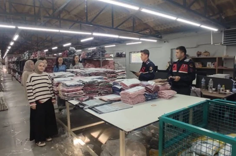 Jandarma’dan kadınlara KADES ile UYUMA anlatıldı 