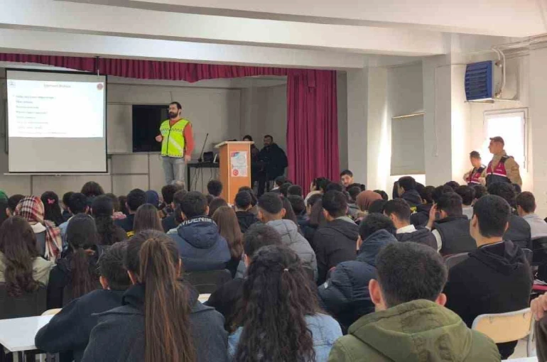 Jandarmadan öğrencilere siber güvenlik eğitimi 