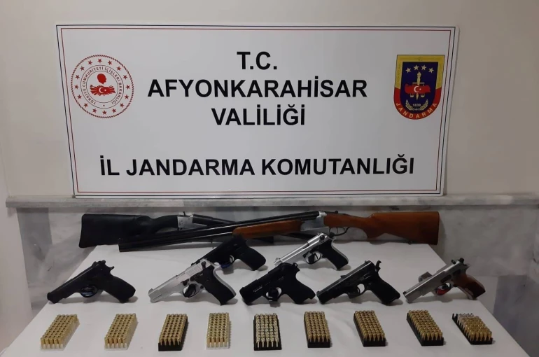 Jandarmadan ruhsatsız silah operasyonu 