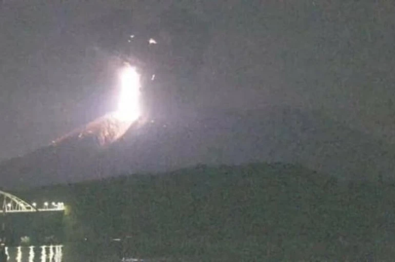 Japonya’daki Sakurajima Yanardağı’nda patlama 