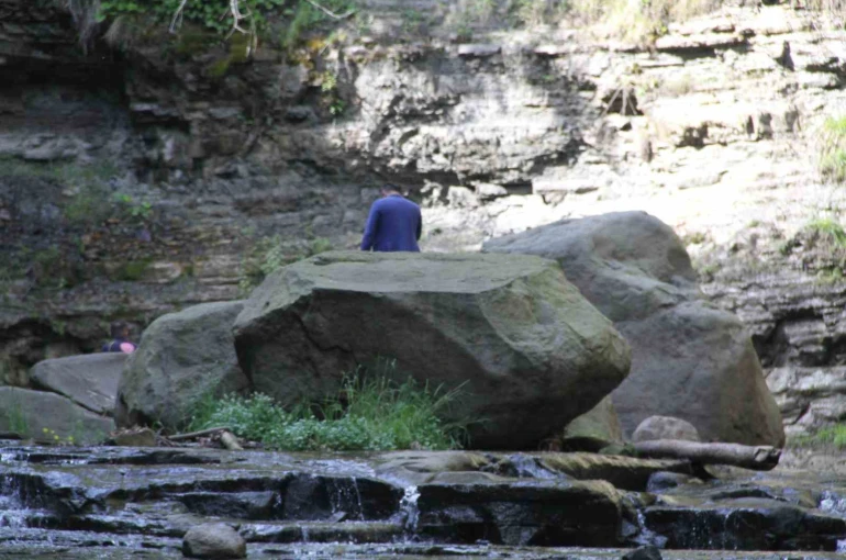 Kabaceviz Şelalesi’nde piknik yapan kardeşlerin üzerine kaya düştü: 1 ölü 