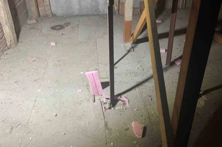 Kabus gibi gece: Yıldırım 4 katlı binanın çatısına düştü, mahalleli sokağa döküldü 