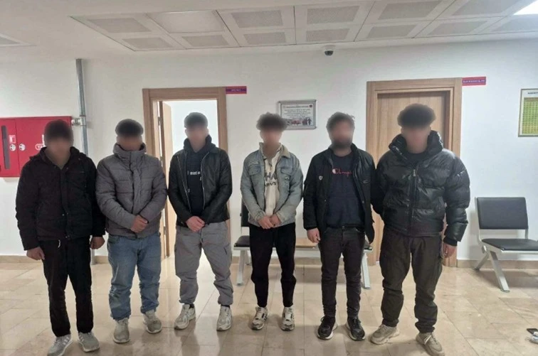 Kaçak göçmenler otomobil bagajında yakalandı 