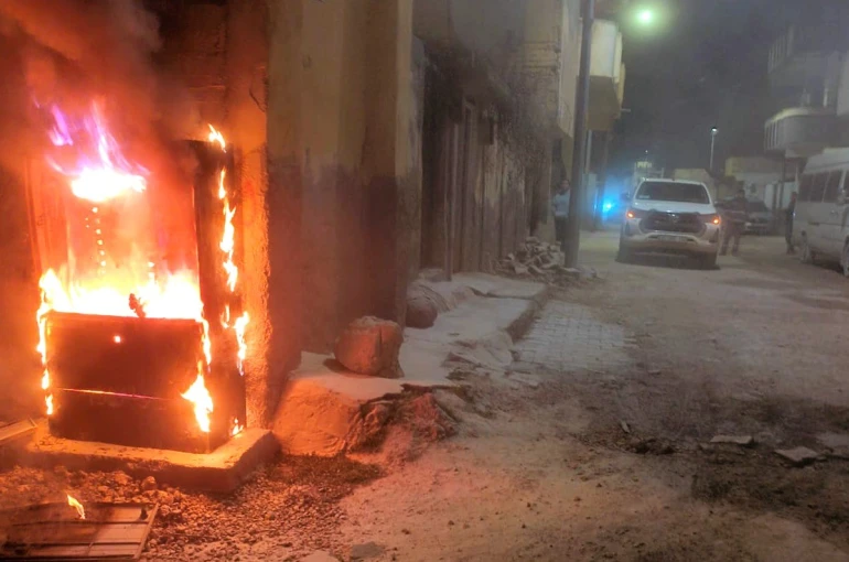 Kaçak hat çekilen panolar alev aldı 