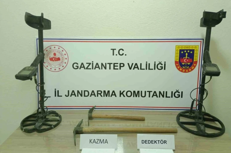 Kaçak kazı yapan 2 şahsı jandarma suçüstü yakaladı 
